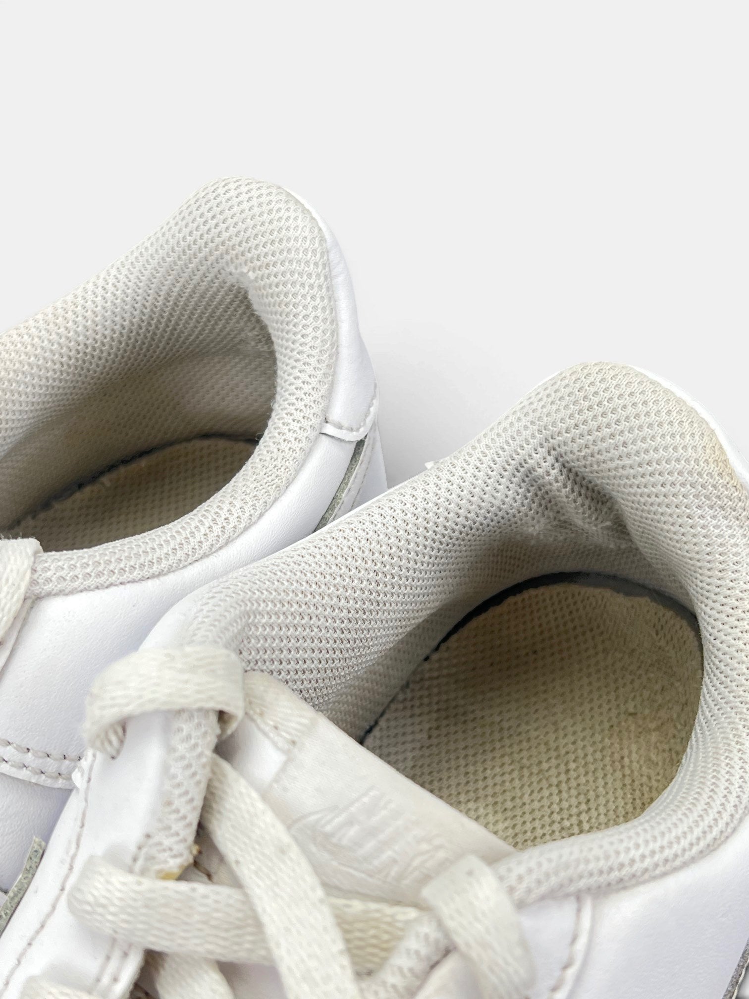 Nike Air Force 1 Low Triple White — buty sportowe damskie w bardzo dobrym stanie rozmiar 39, zapiętki butów