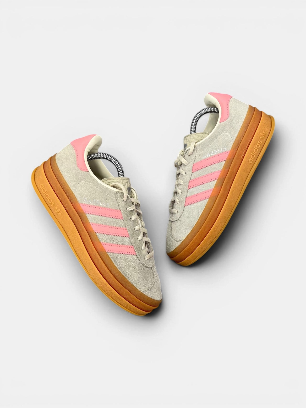 Adidas Gazelle Bold Beige Semi Pink Spark — buty sportowe damskie w bardzo dobrym stanie rozmiar 38 2/3, widok z góry na zewnętrzną stronę butów
