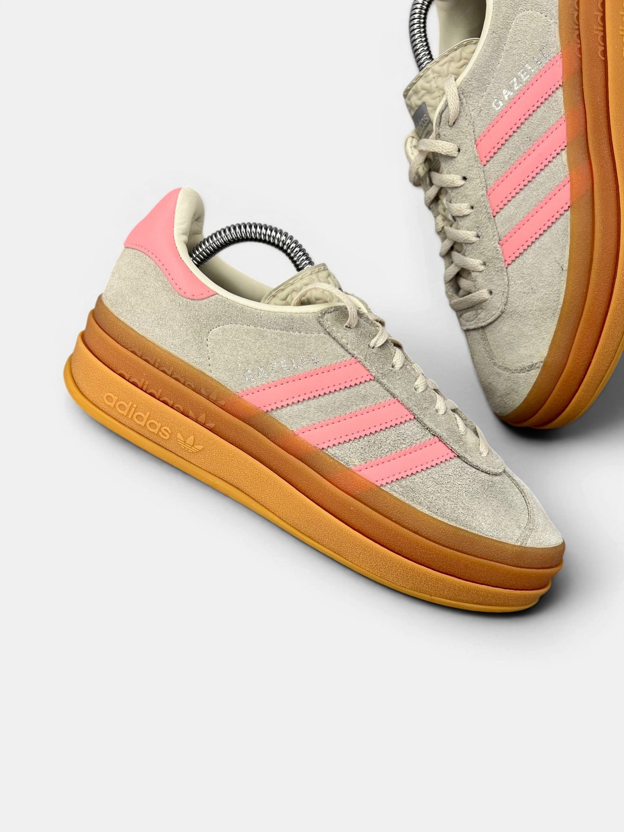 Adidas Gazelle Bold Beige Semi Pink Spark — buty sportowe damskie w bardzo dobrym stanie rozmiar 38 2/3, zewnętrzny panel prawego buta