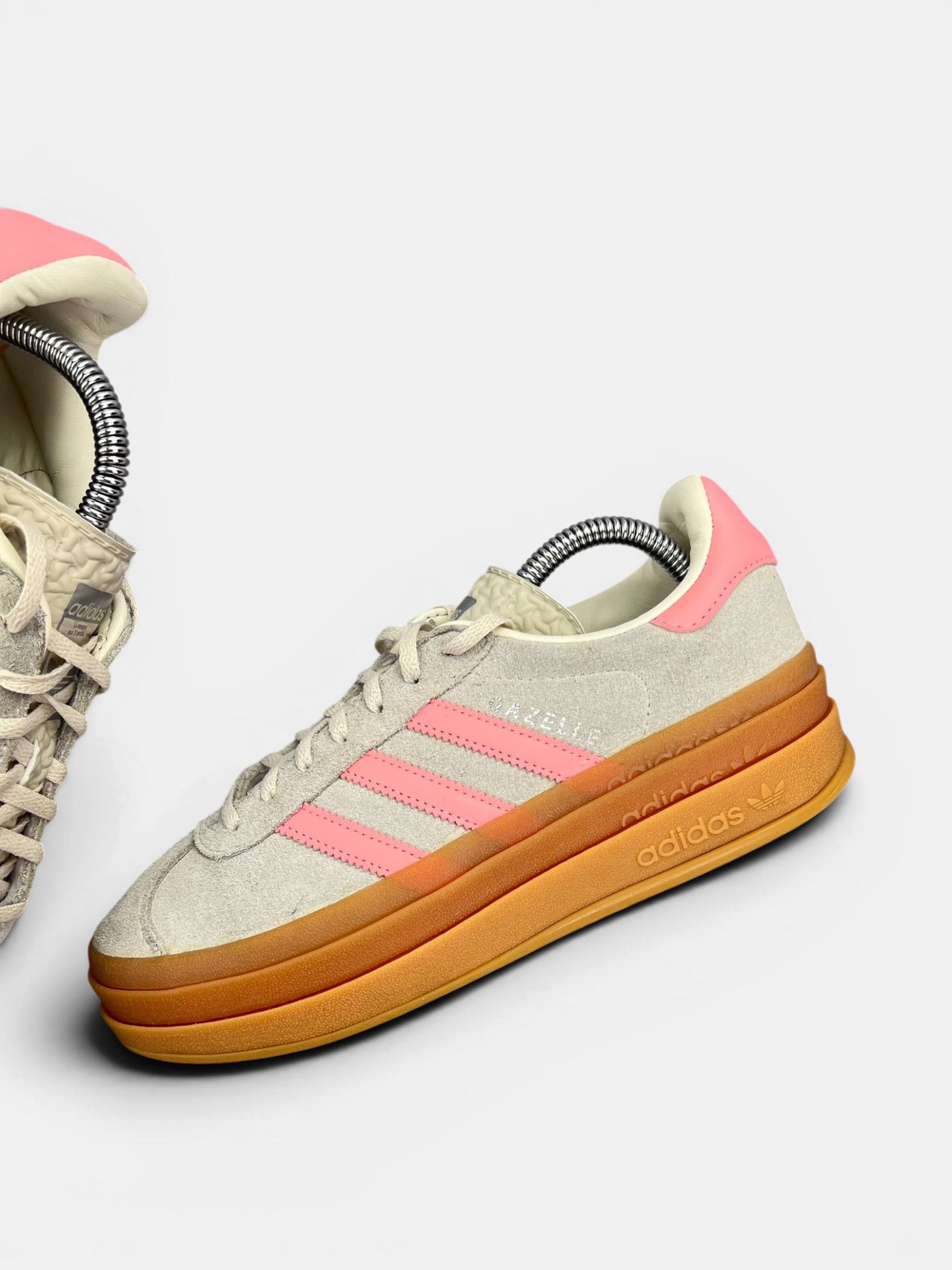 Adidas Gazelle Bold Beige Semi Pink Spark — buty sportowe damskie w bardzo dobrym stanie rozmiar 38 2/3, zewnętrzny panel lewego buta