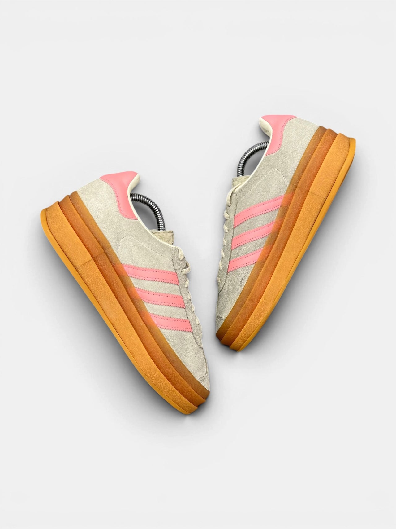 Adidas Gazelle Bold Beige Semi Pink Spark — buty sportowe damskie w bardzo dobrym stanie rozmiar 38 2/3, widok z góry na wewnętrzną stronę butów
