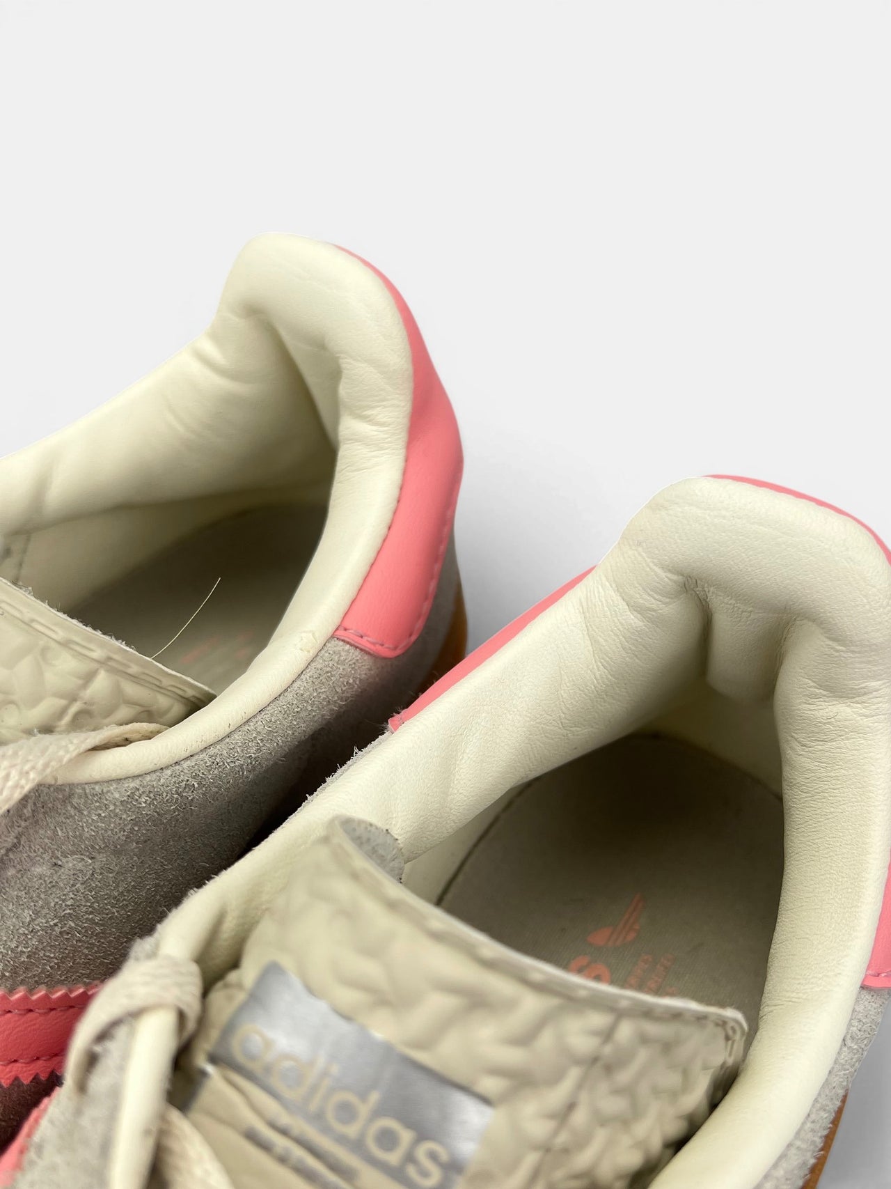 Adidas Gazelle Bold Beige Semi Pink Spark — buty sportowe damskie w bardzo dobrym stanie rozmiar 38 2/3, zapiętki butów