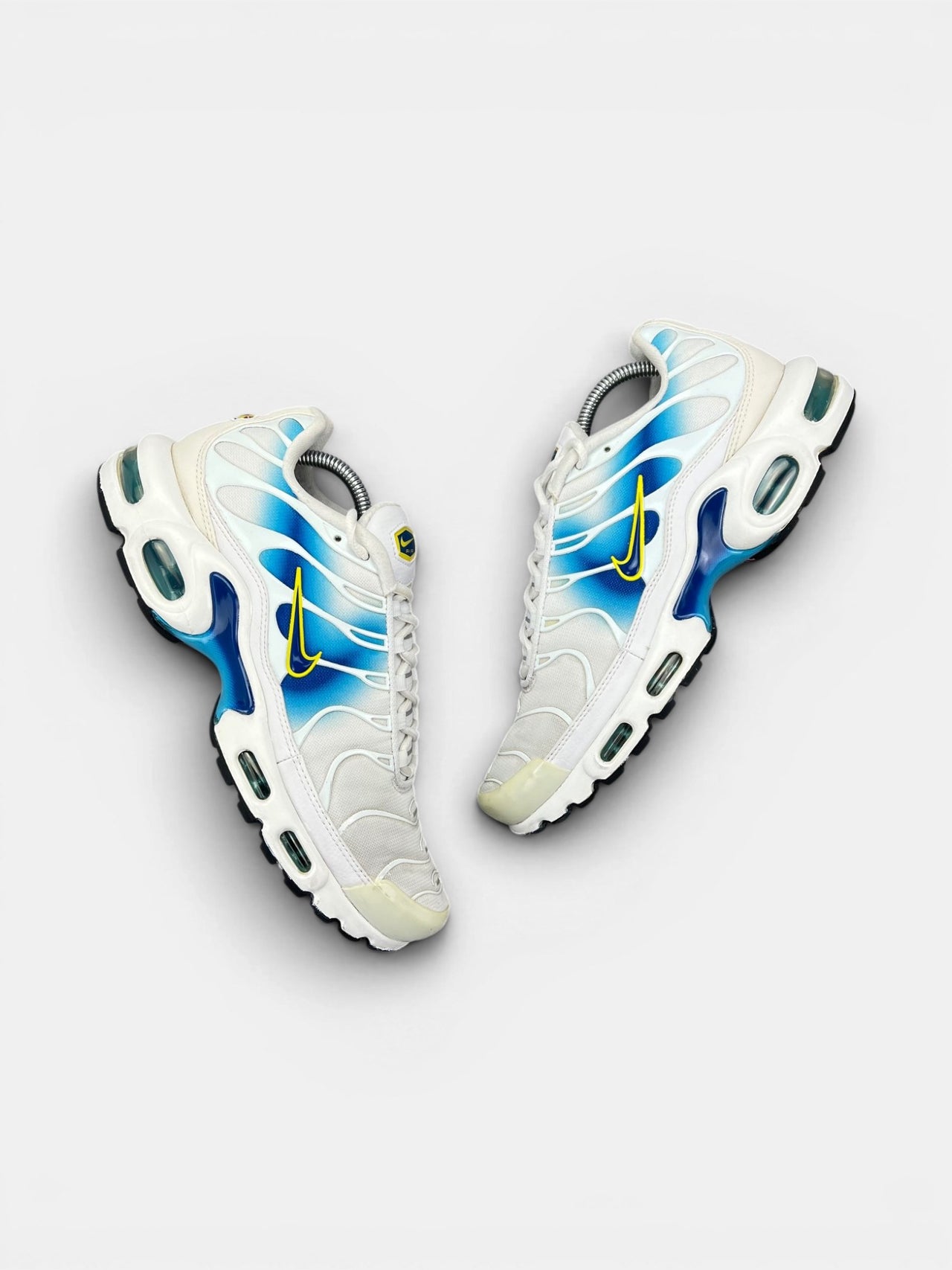 Nike Air Max Plus Spray Paint Swoosh — buty sportowe męskie w bardzo dobrym stanie rozmiar 43, widok z góry na zewnętrzną stronę butów