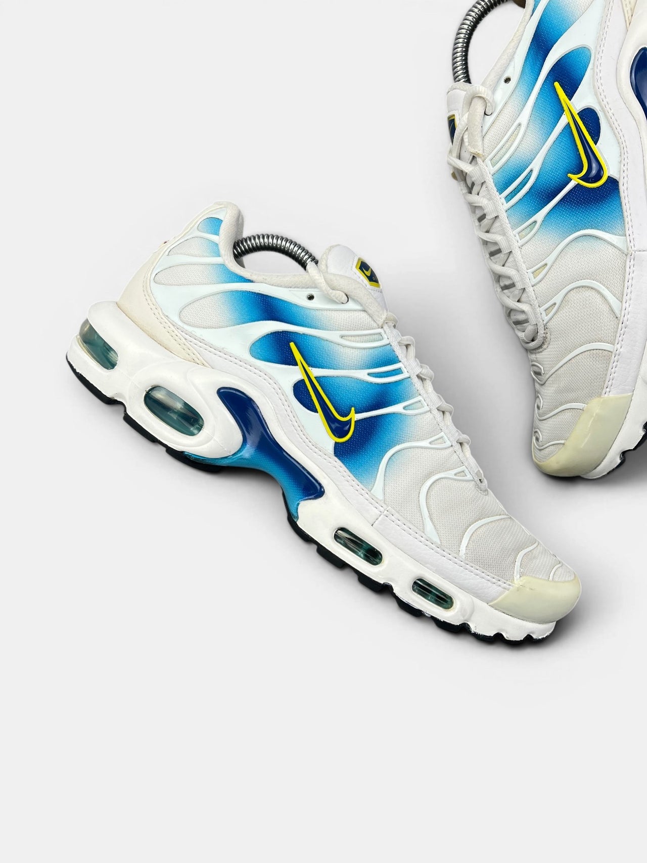 Nike Air Max Plus Spray Paint Swoosh — buty sportowe męskie w bardzo dobrym stanie rozmiar 43, zewnętrzny panel prawego buta