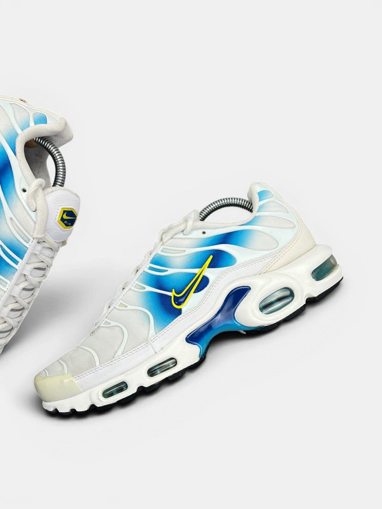 Nike Air Max Plus Spray Paint Swoosh — buty sportowe męskie w bardzo dobrym stanie rozmiar 43, zewnętrzny panel lewego buta