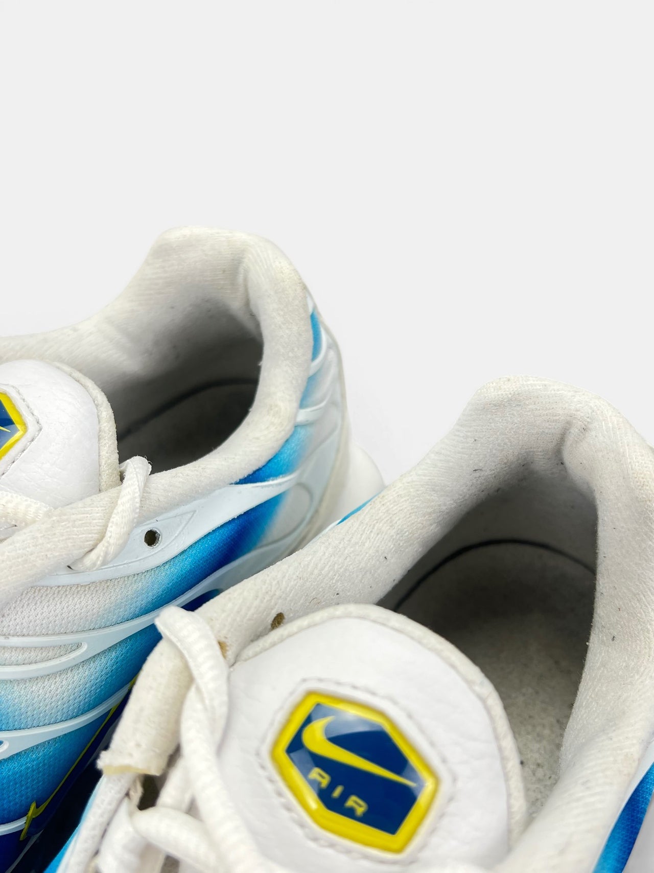 Nike Air Max Plus Spray Paint Swoosh — buty sportowe męskie w bardzo dobrym stanie rozmiar 43, zapiętki butów