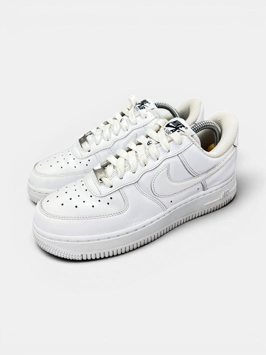 Nike Air Force 1 '07 EasyOn EasyOn White — buty sportowe damskie w bardzo dobrym stanie rozmiar 37.5, widok z boku
