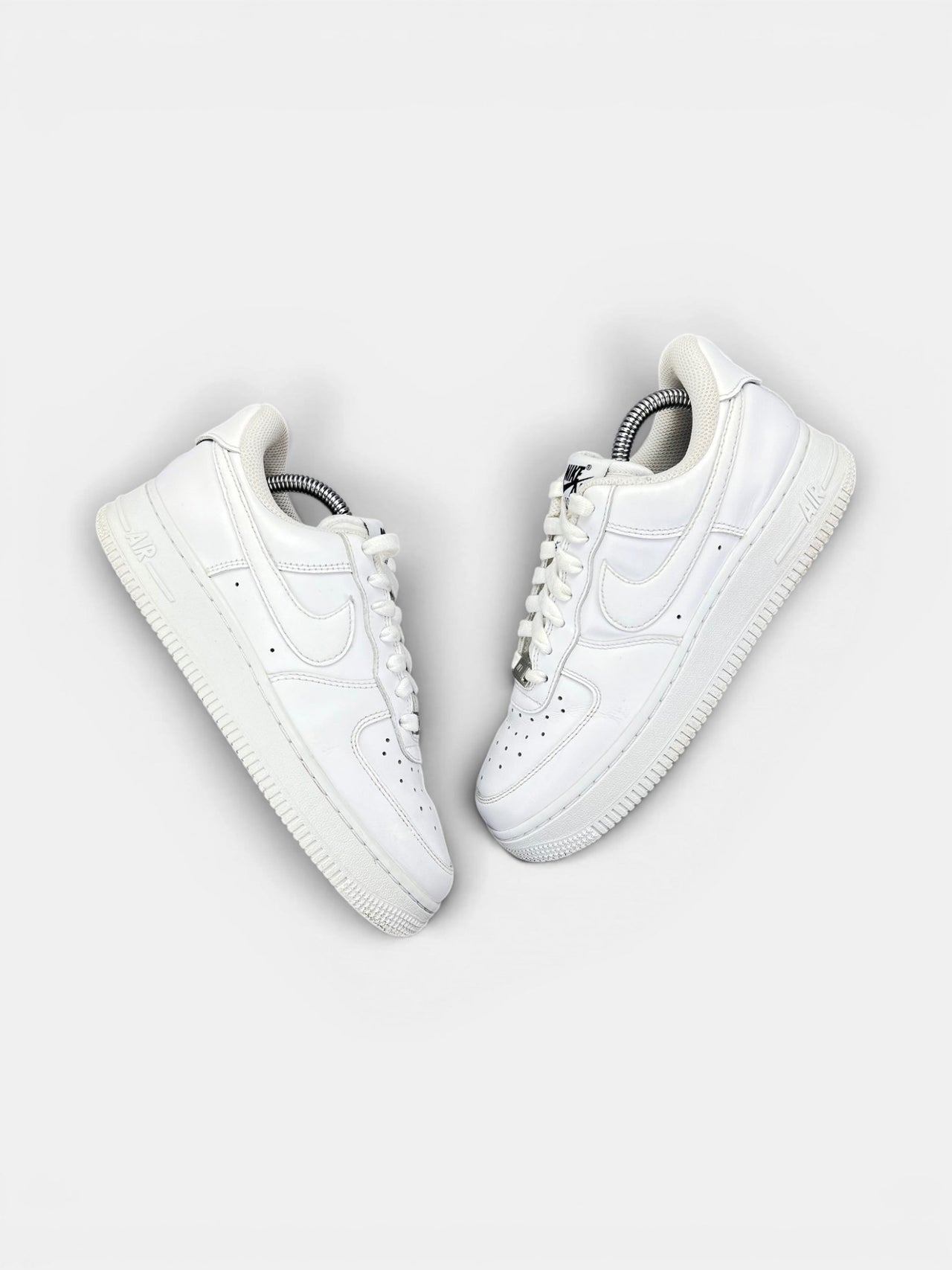 Nike Air Force 1 '07 EasyOn EasyOn White — buty sportowe damskie w bardzo dobrym stanie rozmiar 37.5, widok z góry na zewnętrzną stronę butów