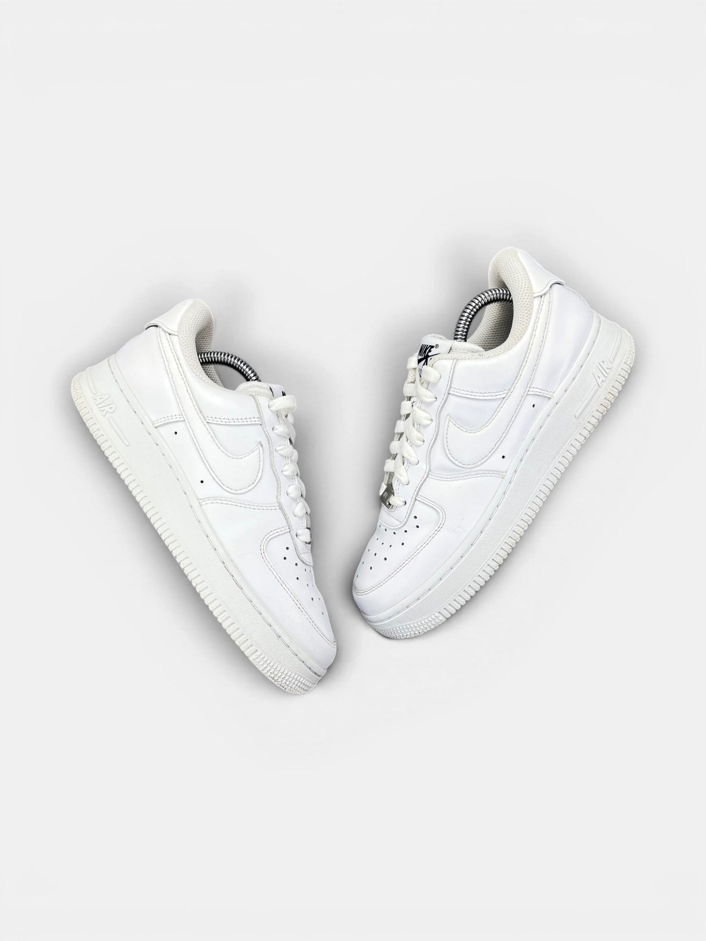 Nike Air Force 1 '07 EasyOn EasyOn White — buty sportowe damskie w bardzo dobrym stanie rozmiar 37.5, widok z góry na zewnętrzną stronę butów