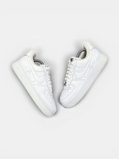 Nike Air Force 1 '07 EasyOn EasyOn White — buty sportowe damskie w bardzo dobrym stanie rozmiar 37.5, widok z góry na zewnętrzną stronę butów