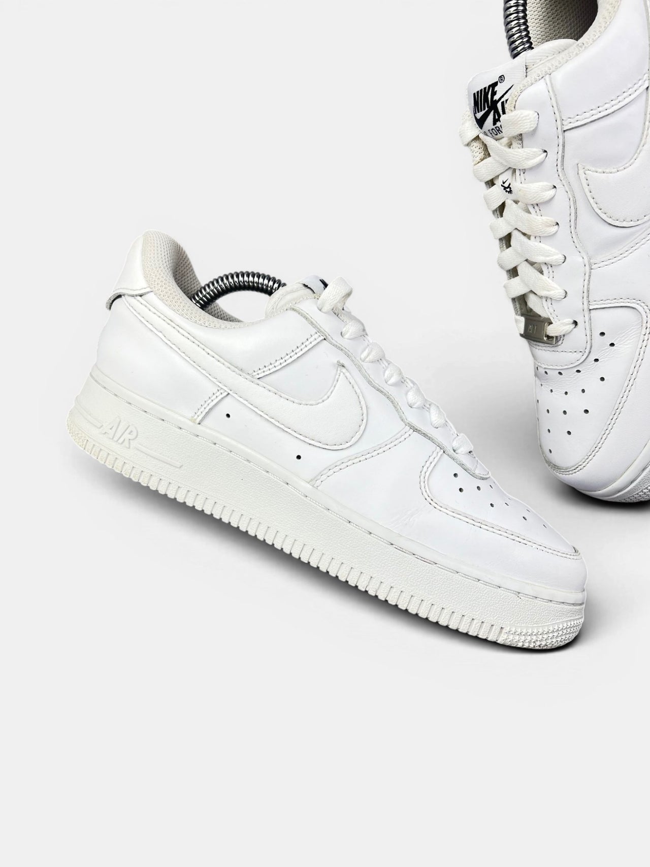 Nike Air Force 1 '07 EasyOn EasyOn White — buty sportowe damskie w bardzo dobrym stanie rozmiar 37.5, zewnętrzny panel prawego buta