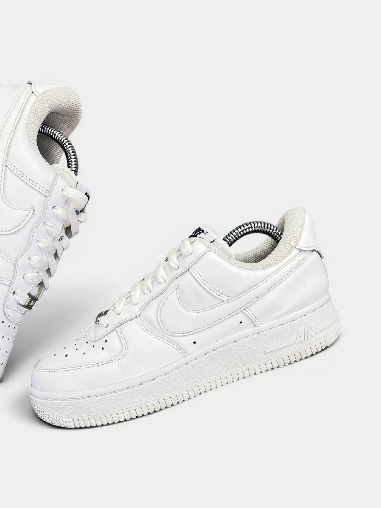 Nike Air Force 1 '07 EasyOn EasyOn White — buty sportowe damskie w bardzo dobrym stanie rozmiar 37.5, zewnętrzny panel lewego buta