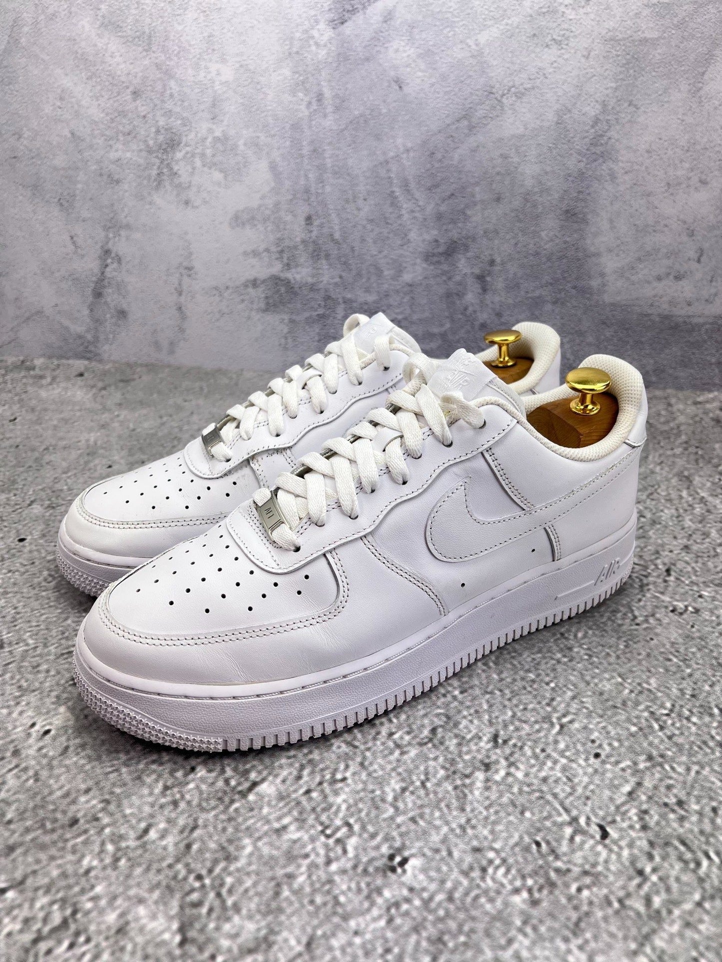 Nike Air Force 1 Low Triple White — buty sportowe męskie w bardzo dobrym stanie rozmiar 44.5, widok z boku