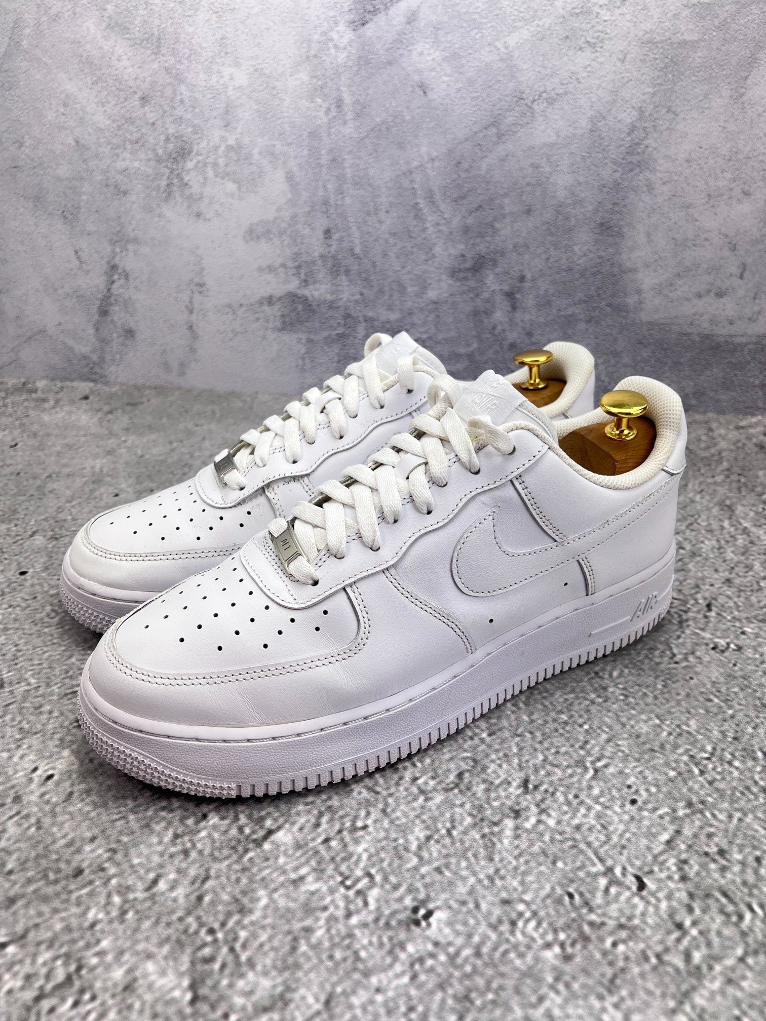 Nike Air Force 1 Low Triple White — buty sportowe męskie w bardzo dobrym stanie rozmiar 44.5, widok z boku