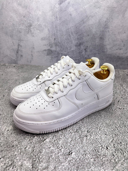 Nike Air Force 1 Low Triple White — buty sportowe męskie w bardzo dobrym stanie rozmiar 44.5, widok z boku