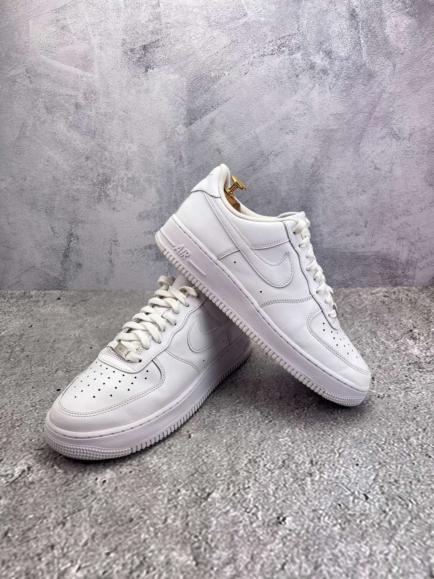 Nike Air Force 1 Low Triple White — buty sportowe męskie w bardzo dobrym stanie rozmiar 44.5, boczny profil
