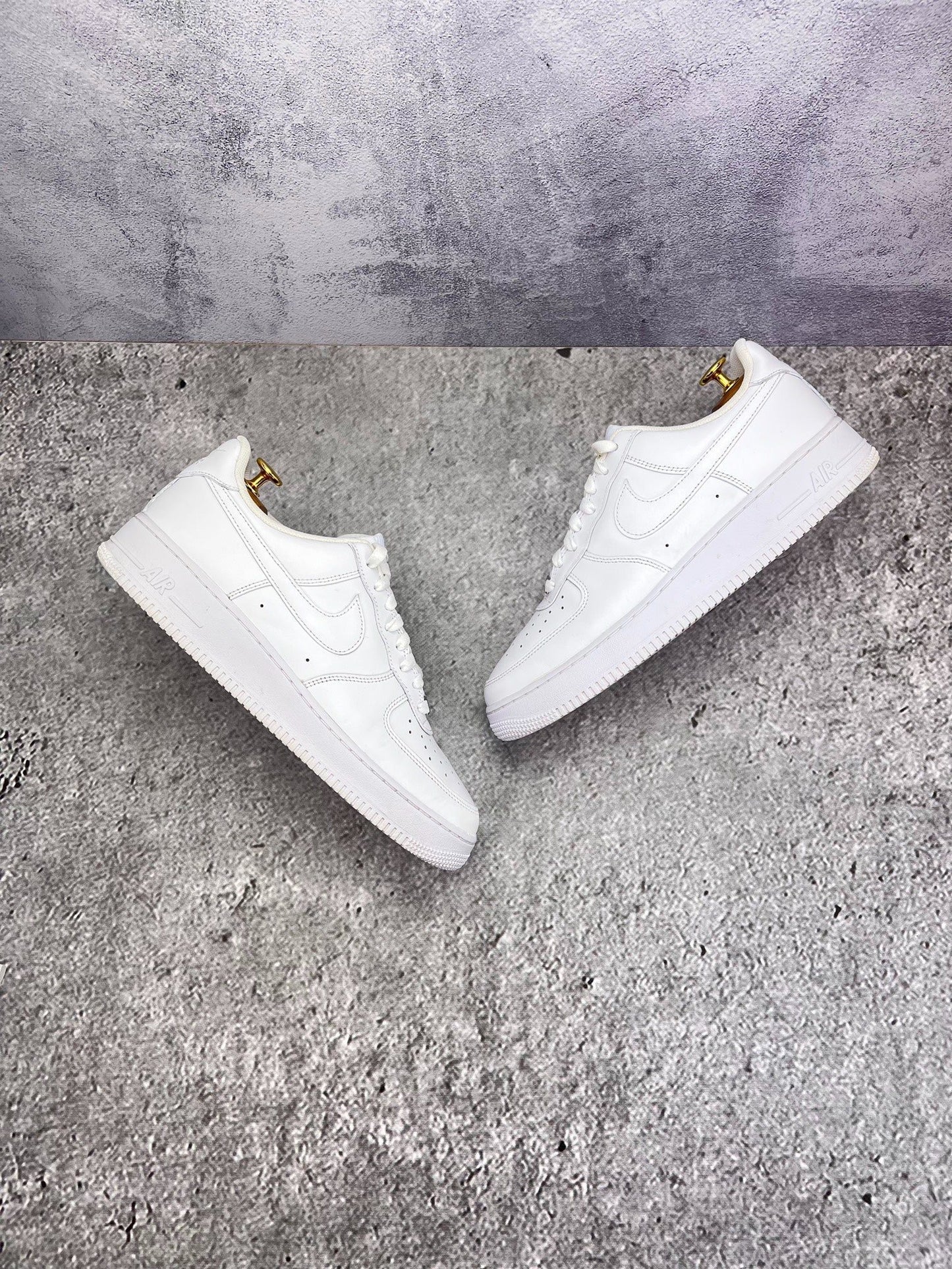 Nike Air Force 1 Low Triple White — buty sportowe męskie w bardzo dobrym stanie rozmiar 44.5, widok z góry na zewnętrzną stronę butów