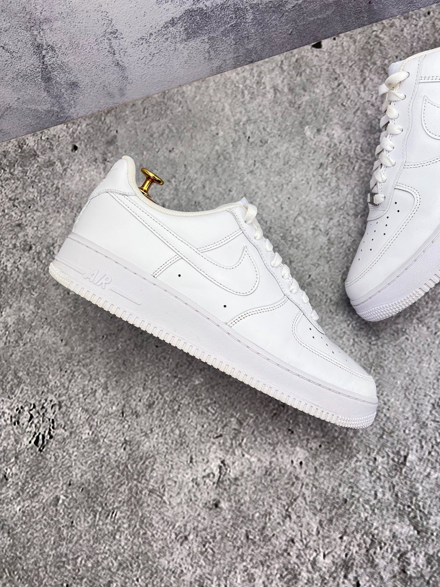 Nike Air Force 1 Low Triple White — buty sportowe męskie w bardzo dobrym stanie rozmiar 44.5, zewnętrzny panel prawego buta