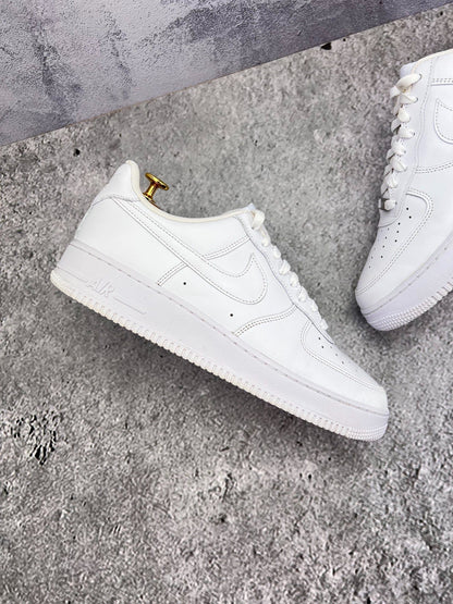 Nike Air Force 1 Low Triple White — buty sportowe męskie w bardzo dobrym stanie rozmiar 44.5, zewnętrzny panel prawego buta