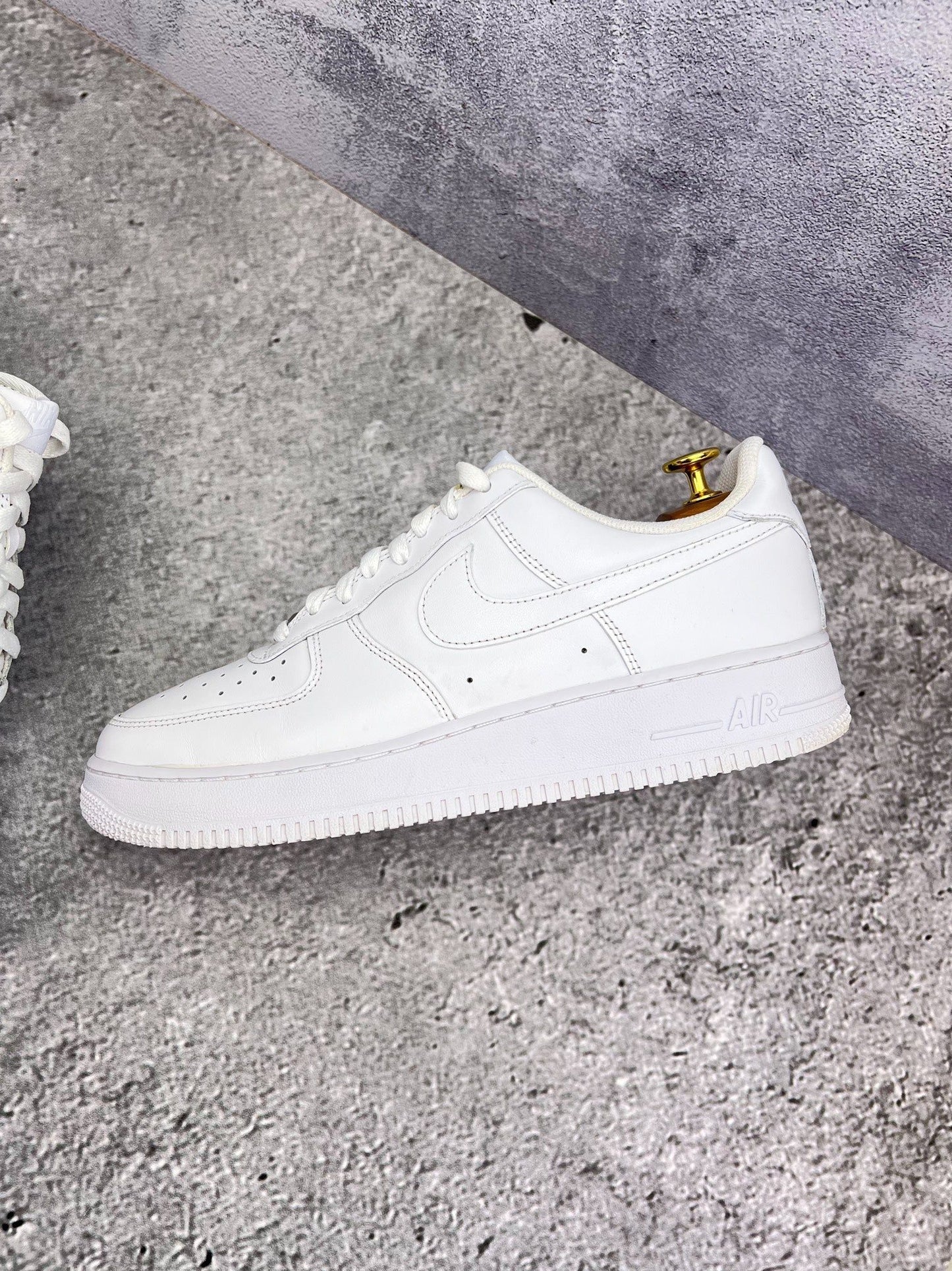 Nike Air Force 1 Low Triple White — buty sportowe męskie w bardzo dobrym stanie rozmiar 44.5, zewnętrzny panel lewego buta