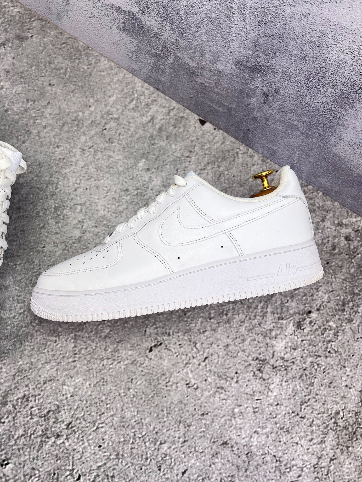 Nike Air Force 1 Low Triple White — buty sportowe męskie w bardzo dobrym stanie rozmiar 44.5, zewnętrzny panel lewego buta