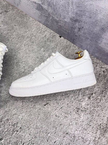 Nike Air Force 1 Low Triple White — buty sportowe męskie w bardzo dobrym stanie rozmiar 44.5, zewnętrzny panel lewego buta
