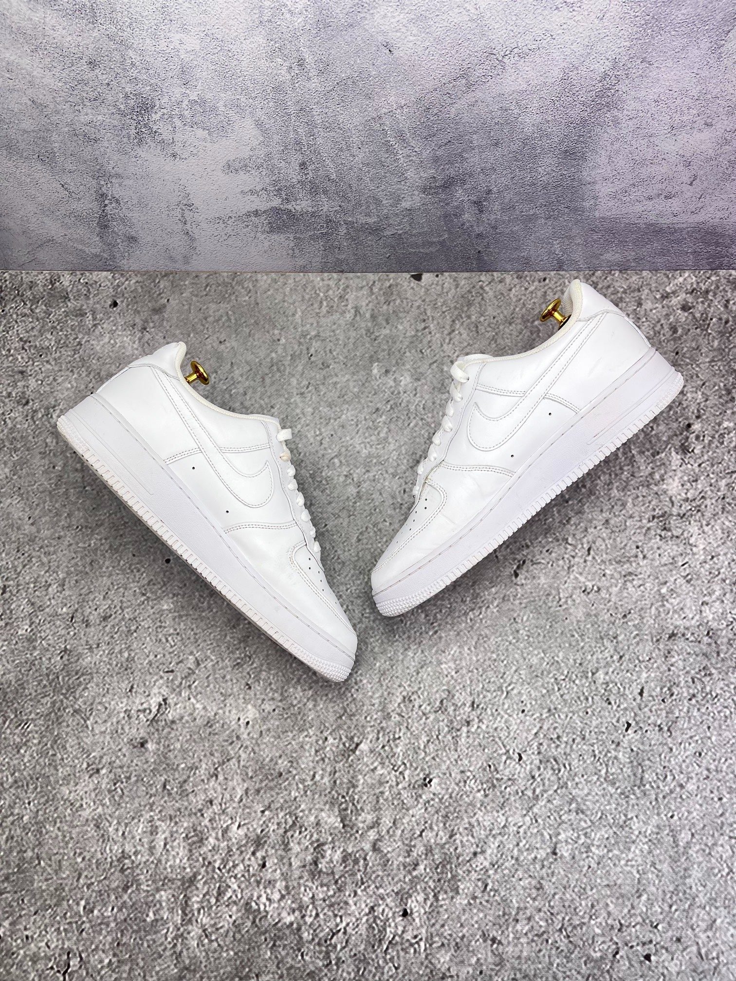 Nike Air Force 1 Low Triple White — buty sportowe męskie w bardzo dobrym stanie rozmiar 44.5, widok z góry na wewnętrzną stronę butów