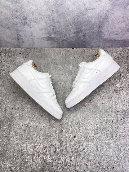 Nike Air Force 1 Low Triple White — buty sportowe męskie w bardzo dobrym stanie rozmiar 44.5, widok z góry na wewnętrzną stronę butów