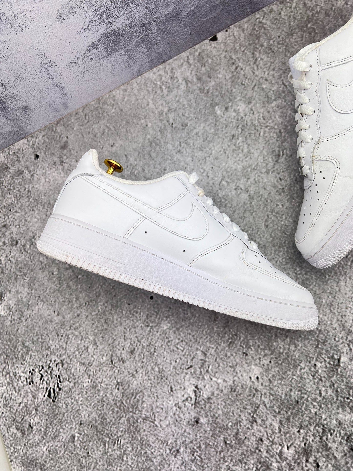 Nike Air Force 1 Low Triple White — buty sportowe męskie w bardzo dobrym stanie rozmiar 44.5, wewnętrzny panel lewego buta