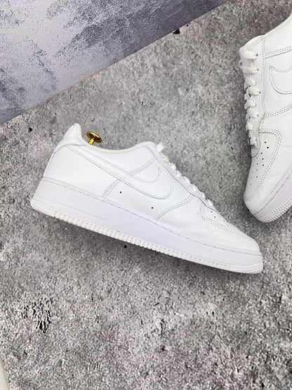 Nike Air Force 1 Low Triple White — buty sportowe męskie w bardzo dobrym stanie rozmiar 44.5, wewnętrzny panel lewego buta