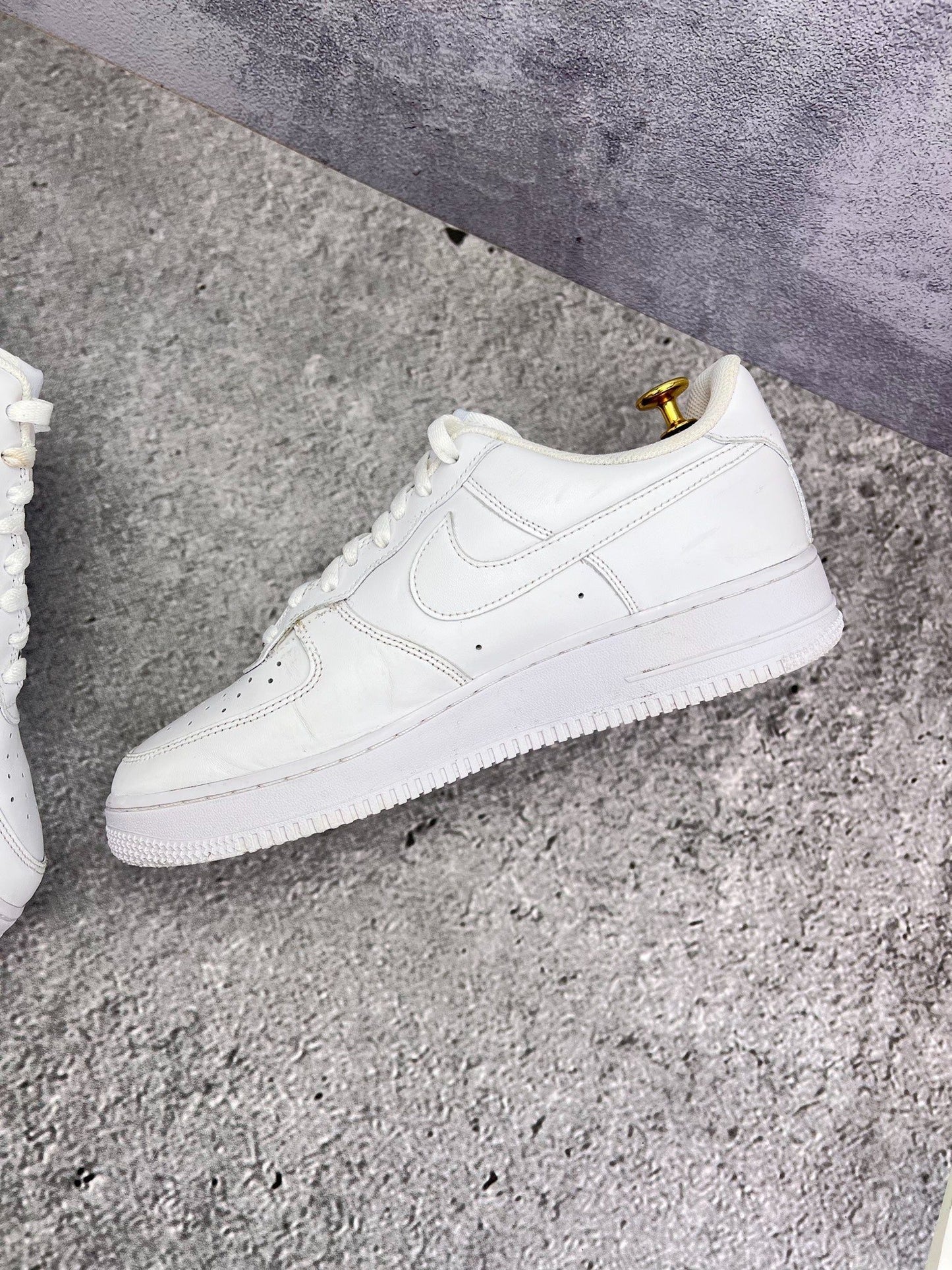 Nike Air Force 1 Low Triple White — buty sportowe męskie w bardzo dobrym stanie rozmiar 44.5, wewnętrzny panel prawego buta