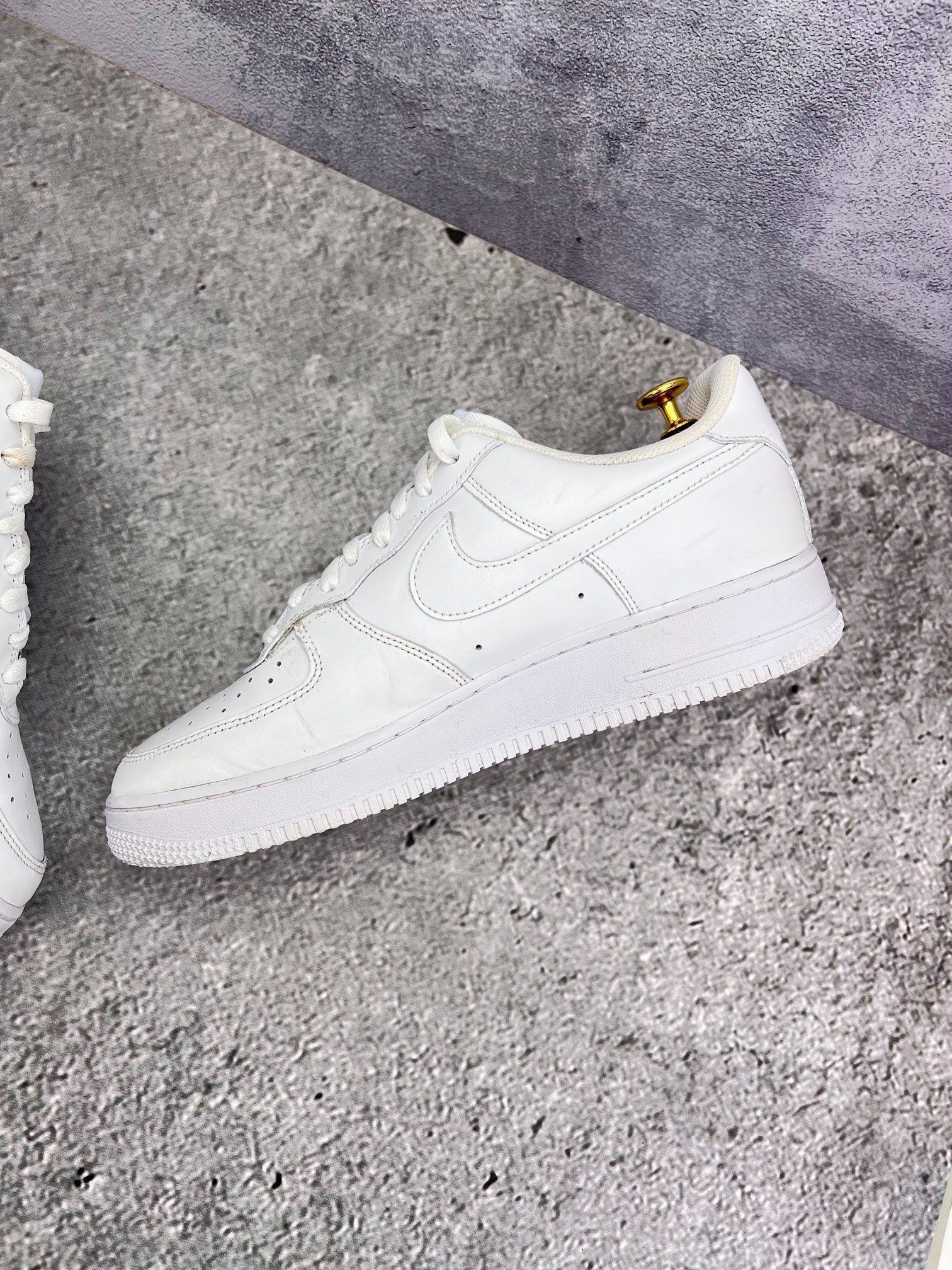 Nike Air Force 1 Low Triple White — buty sportowe męskie w bardzo dobrym stanie rozmiar 44.5, wewnętrzny panel prawego buta