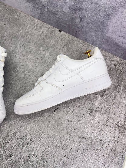 Nike Air Force 1 Low Triple White — buty sportowe męskie w bardzo dobrym stanie rozmiar 44.5, wewnętrzny panel prawego buta