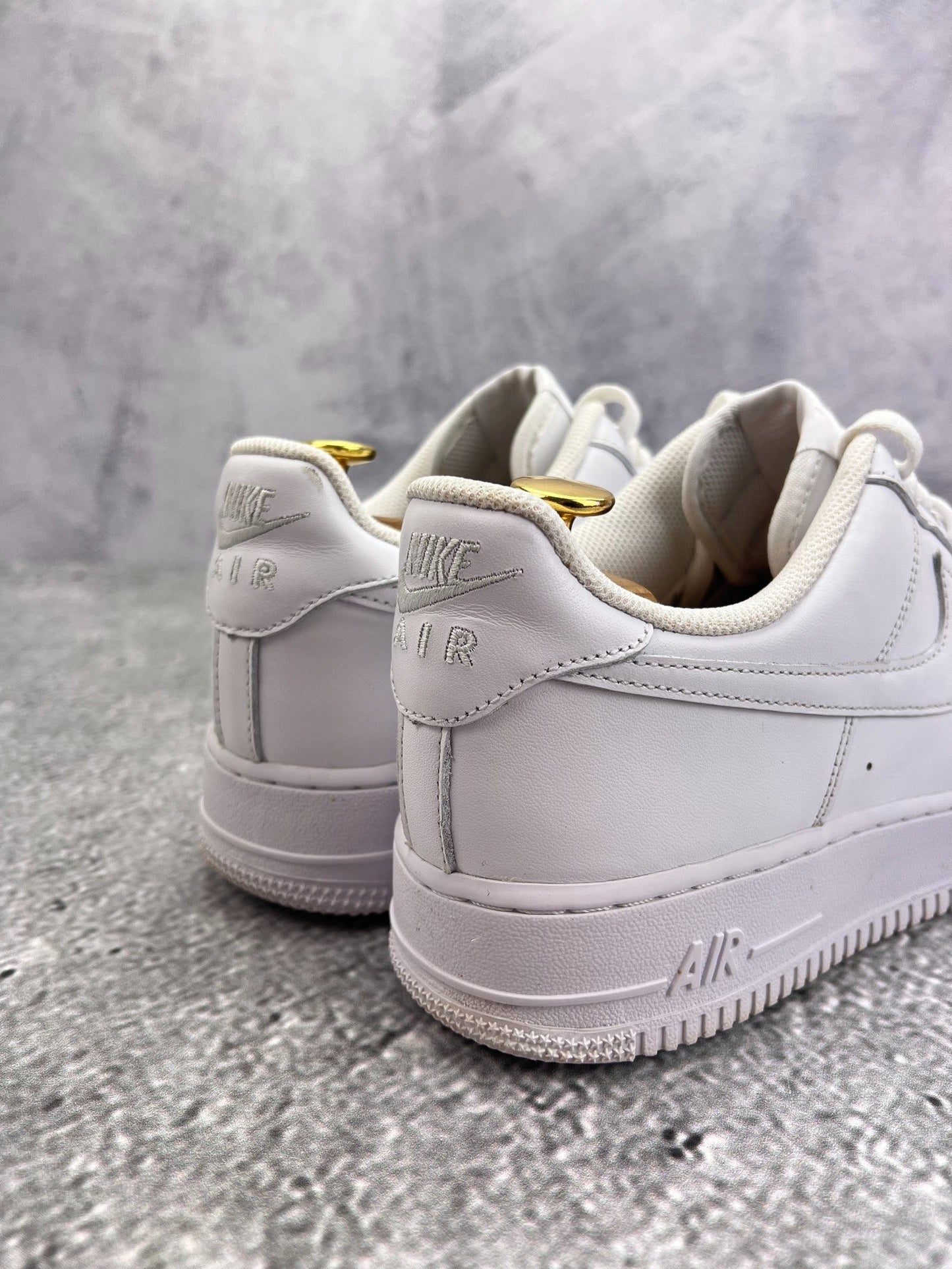 Nike Air Force 1 Low Triple White — buty sportowe męskie w bardzo dobrym stanie rozmiar 44.5, widok z tyłu