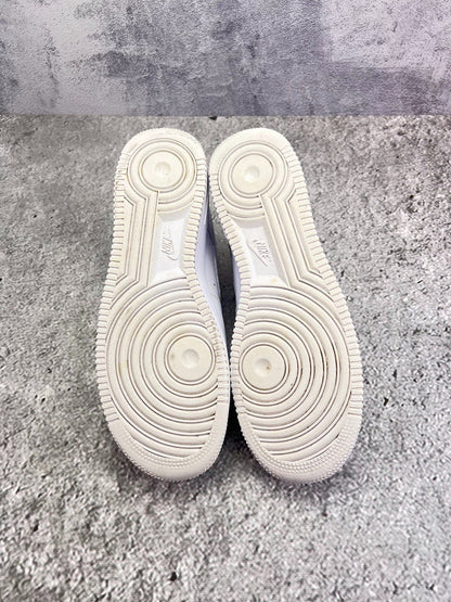 Nike Air Force 1 Low Triple White — buty sportowe męskie w bardzo dobrym stanie rozmiar 44.5, podeszwa