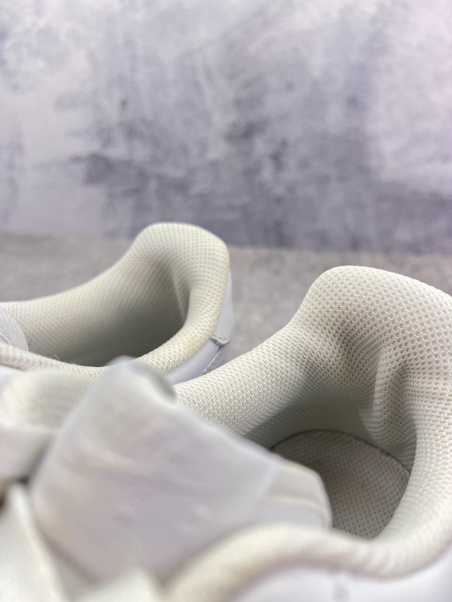 Nike Air Force 1 Low Triple White — buty sportowe męskie w bardzo dobrym stanie rozmiar 44.5, zapiętki butów