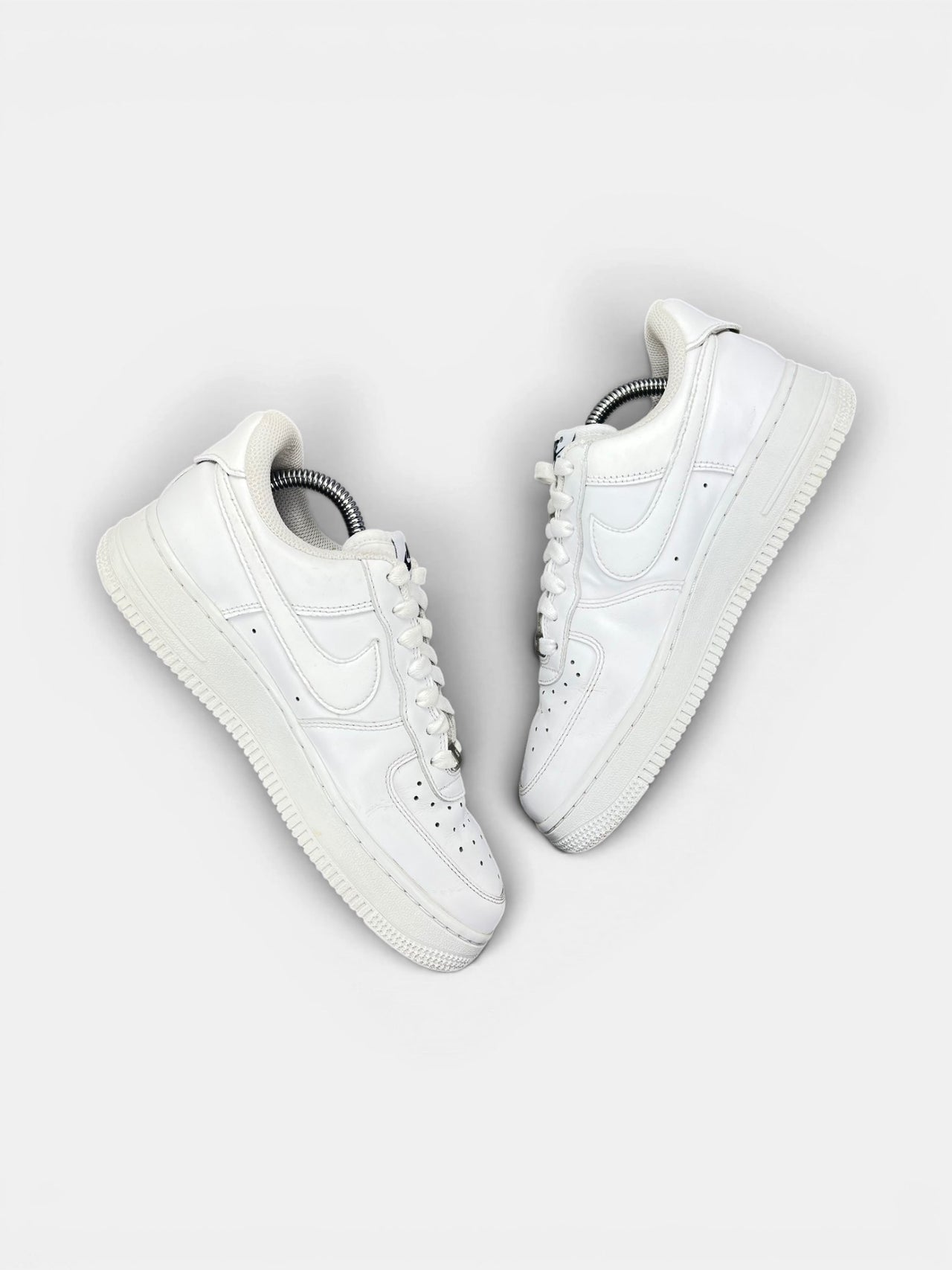 Nike Air Force 1 '07 EasyOn EasyOn White — buty sportowe damskie w bardzo dobrym stanie rozmiar 37.5, widok z góry na wewnętrzną stronę butów