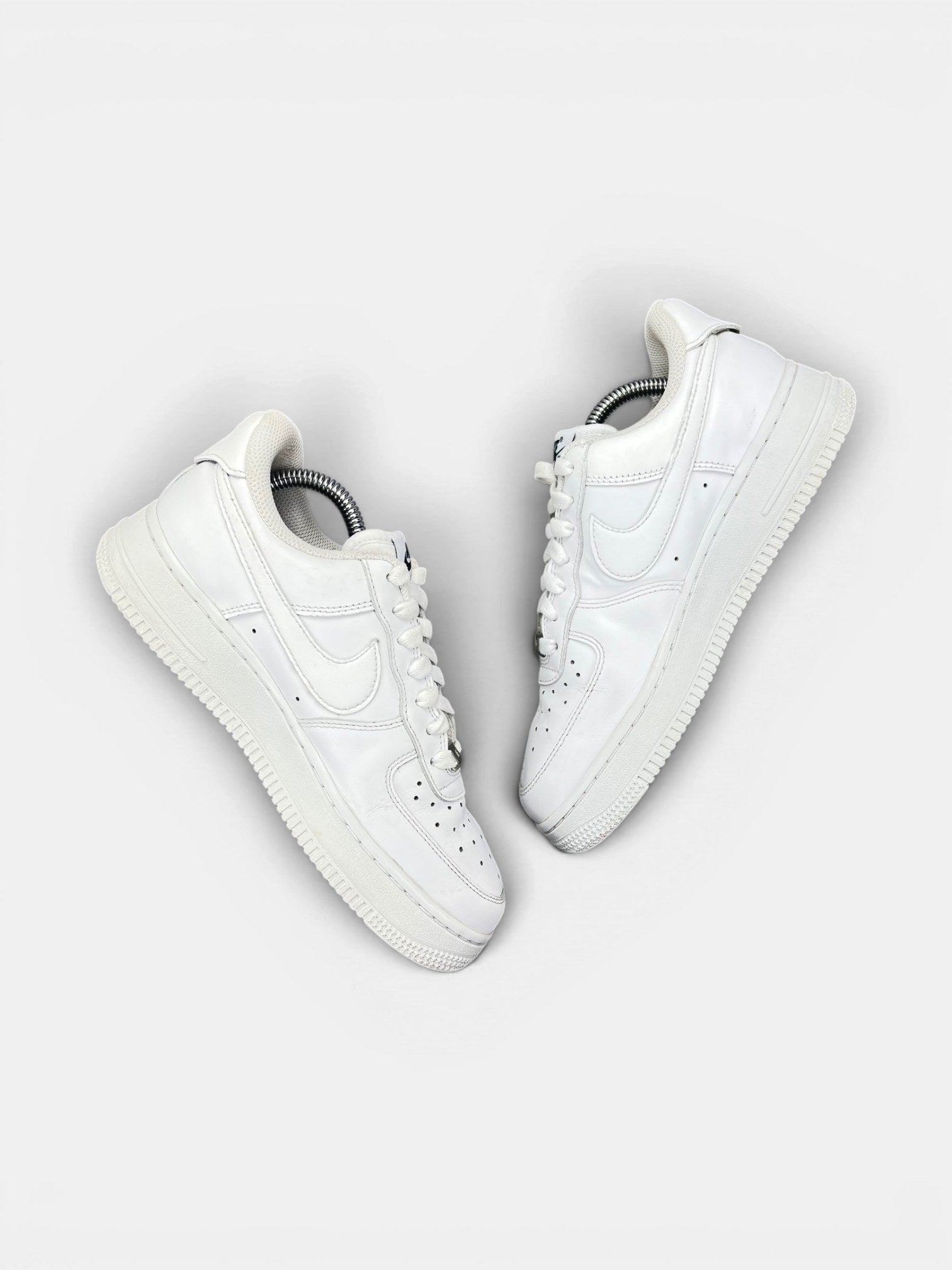 Nike Air Force 1 '07 EasyOn EasyOn White — buty sportowe damskie w bardzo dobrym stanie rozmiar 37.5, widok z góry na wewnętrzną stronę butów