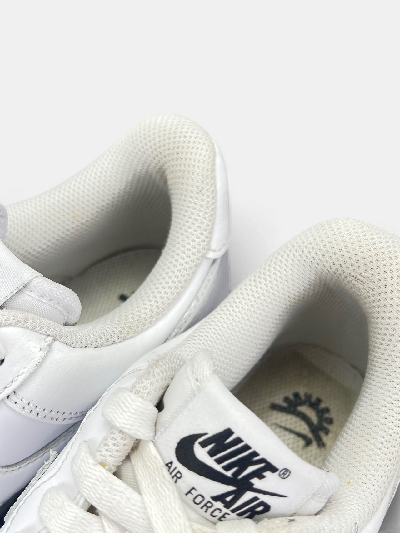 Nike Air Force 1 '07 EasyOn EasyOn White — buty sportowe damskie w bardzo dobrym stanie rozmiar 37.5, zapiętki butów