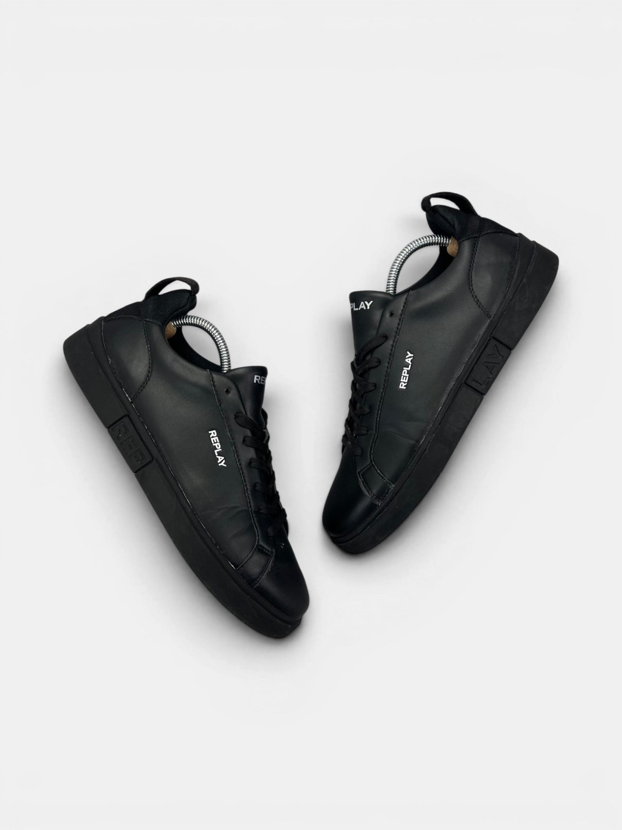 Replay Sneakersy — buty sportowe męskie w bardzo dobrym stanie rozmiar 42, widok z góry na zewnętrzną stronę butów