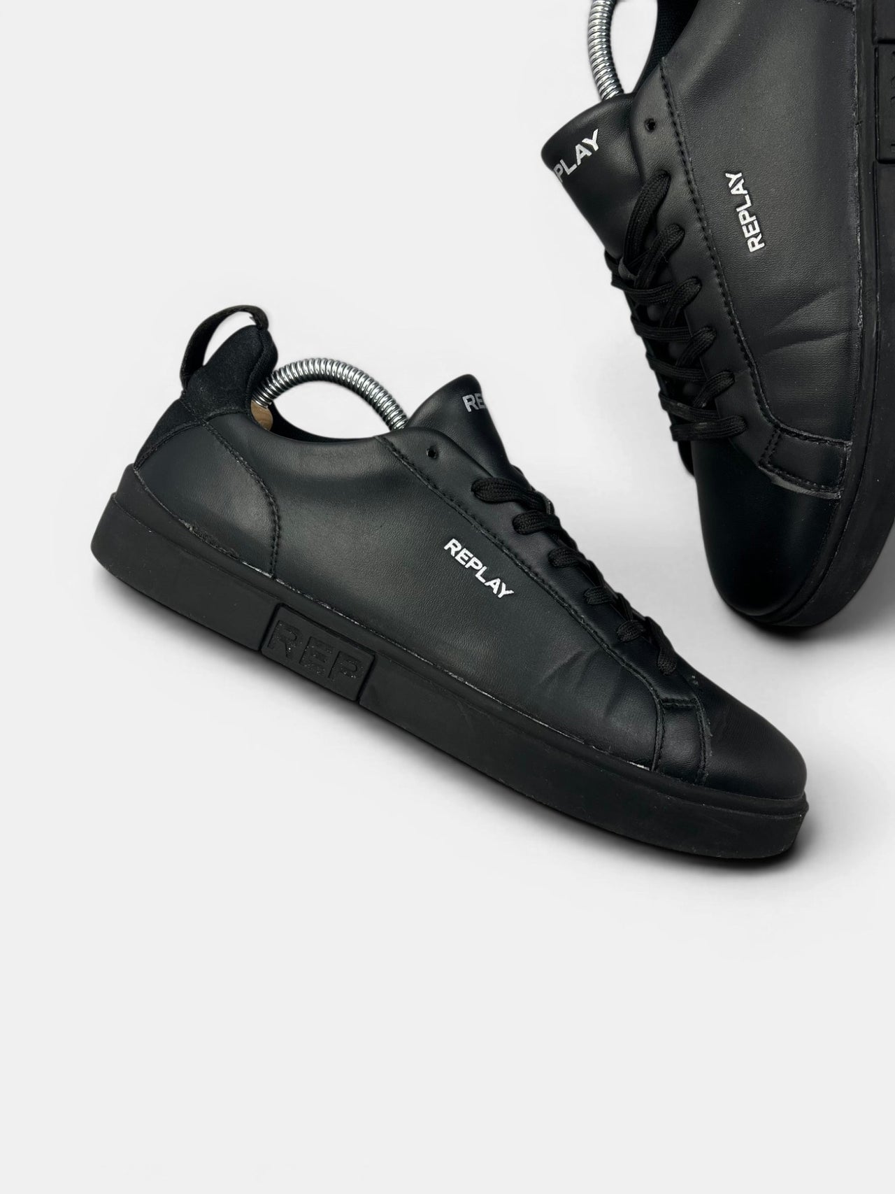 Replay Sneakersy — buty sportowe męskie w bardzo dobrym stanie rozmiar 42, zewnętrzny panel prawego buta