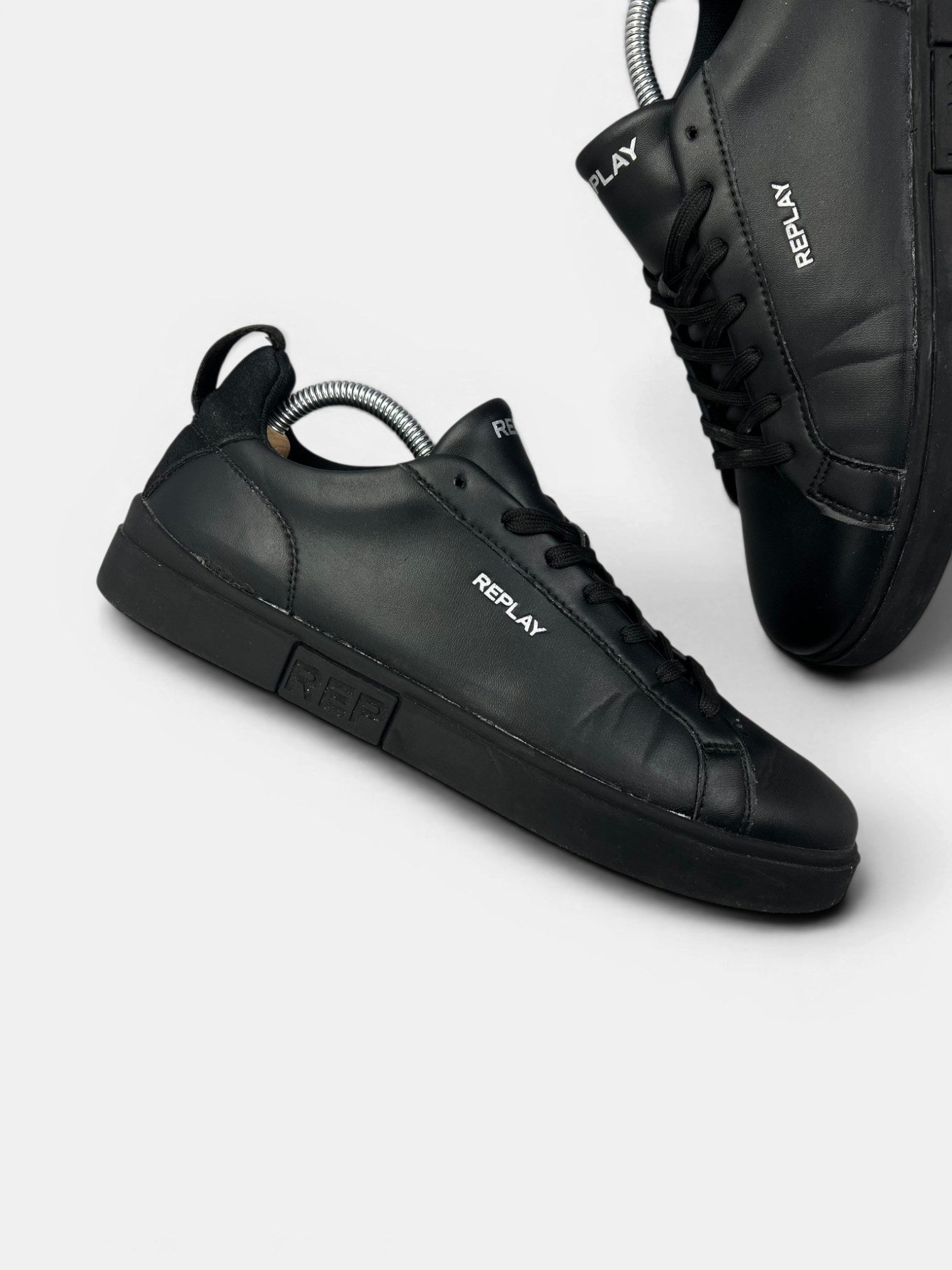 Replay Sneakersy — buty sportowe męskie w bardzo dobrym stanie rozmiar 42, zewnętrzny panel prawego buta