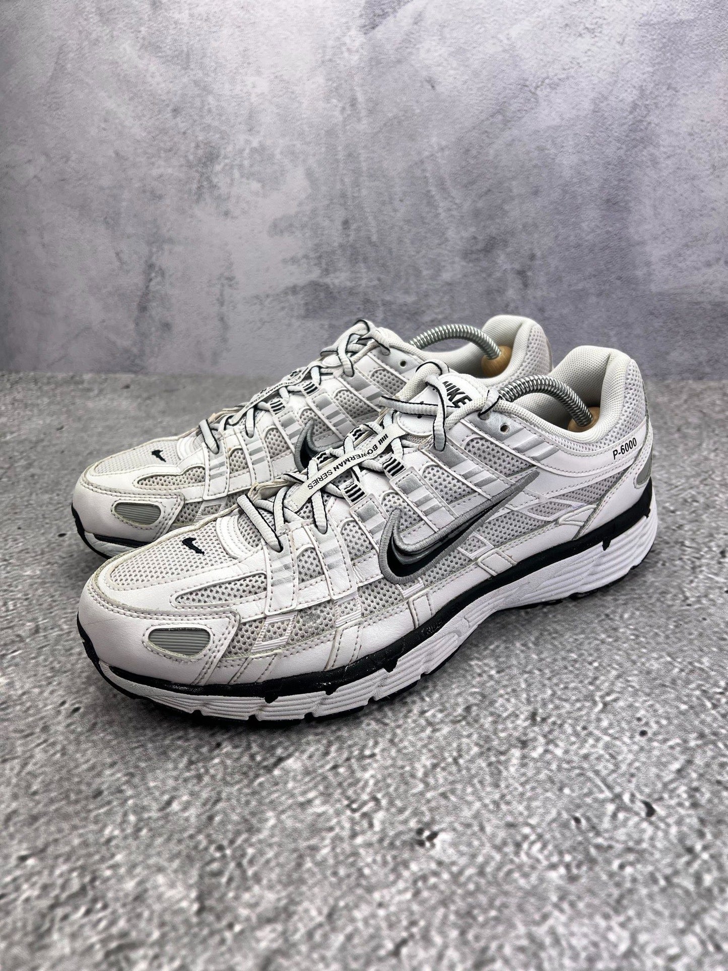 Nike P-6000 P-6000 Metallic Silver — buty sportowe męskie w bardzo dobrym stanie rozmiar 44.5, widok z boku