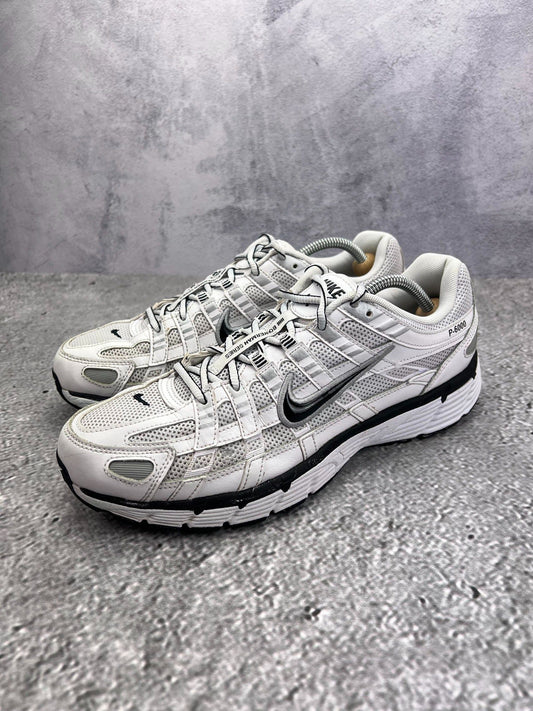 Nike P-6000 P-6000 Metallic Silver — buty sportowe męskie w bardzo dobrym stanie rozmiar 44.5, widok z boku
