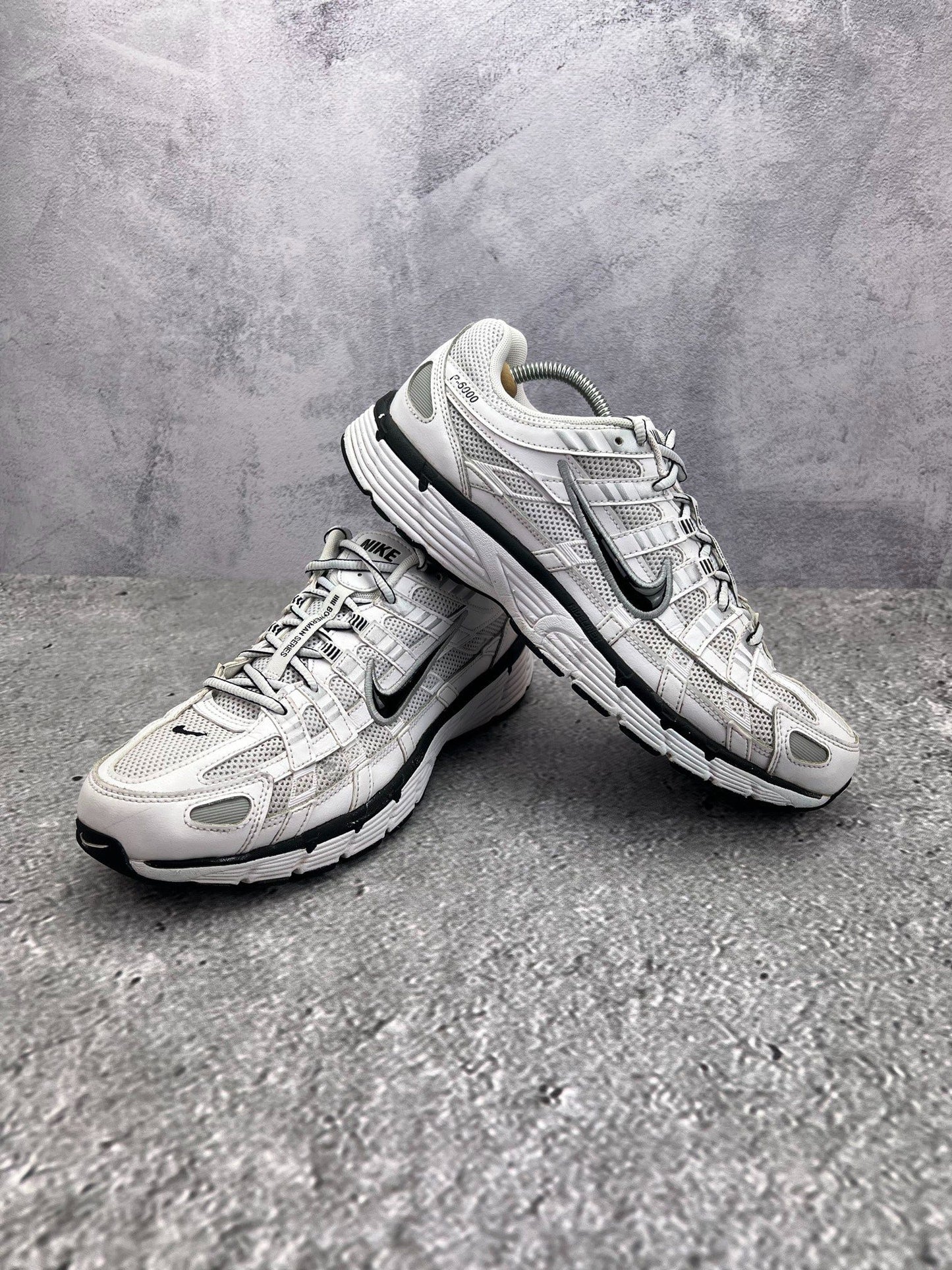 Nike P-6000 P-6000 Metallic Silver — buty sportowe męskie w bardzo dobrym stanie rozmiar 44.5, boczny profil