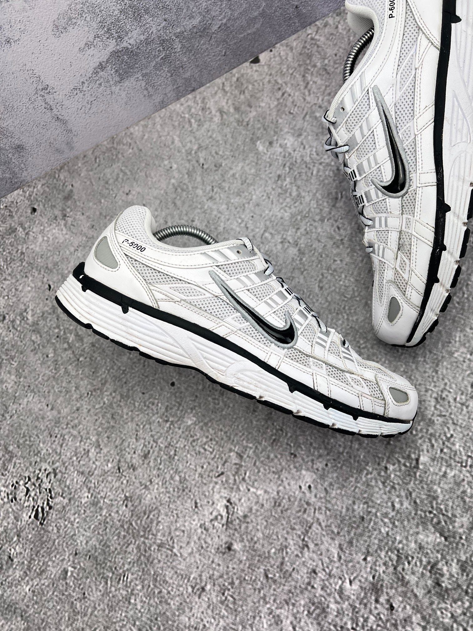 Nike P-6000 P-6000 Metallic Silver — buty sportowe męskie w bardzo dobrym stanie rozmiar 44.5, zewnętrzny panel prawego buta