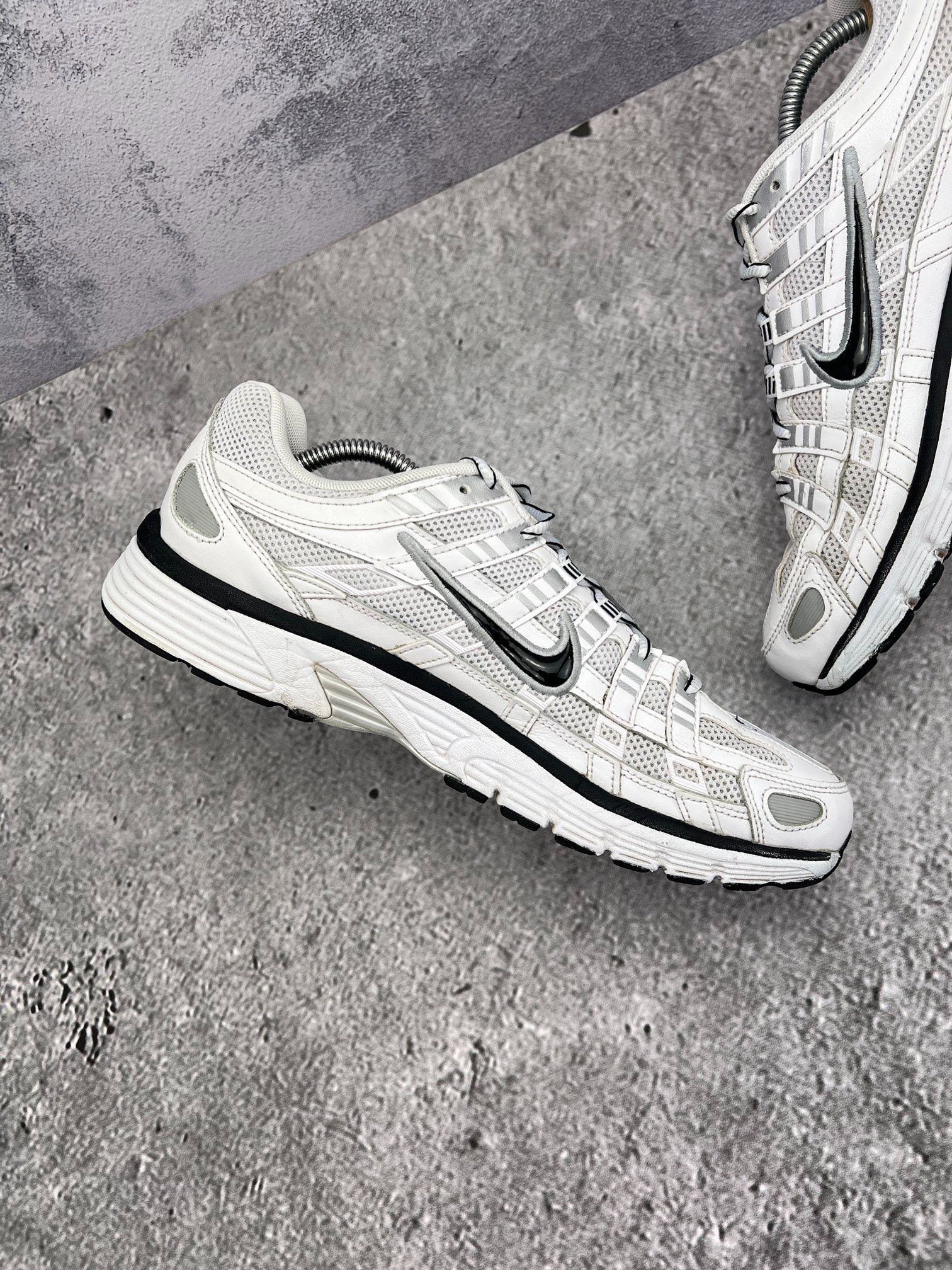 Nike P-6000 P-6000 Metallic Silver — buty sportowe męskie w bardzo dobrym stanie rozmiar 44.5, widok z góry na wewnętrzną stronę butów