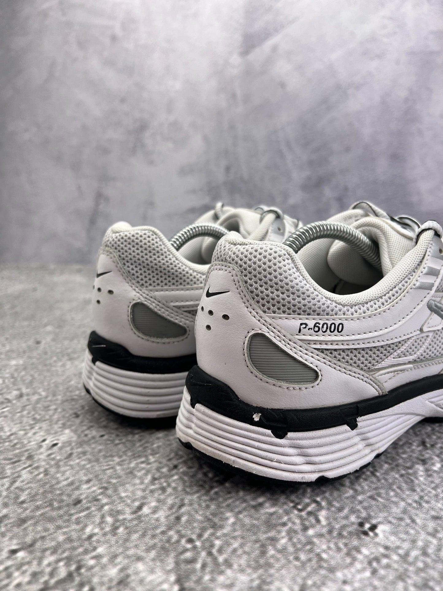 Nike P-6000 P-6000 Metallic Silver — buty sportowe męskie w bardzo dobrym stanie rozmiar 44.5, widok z góry