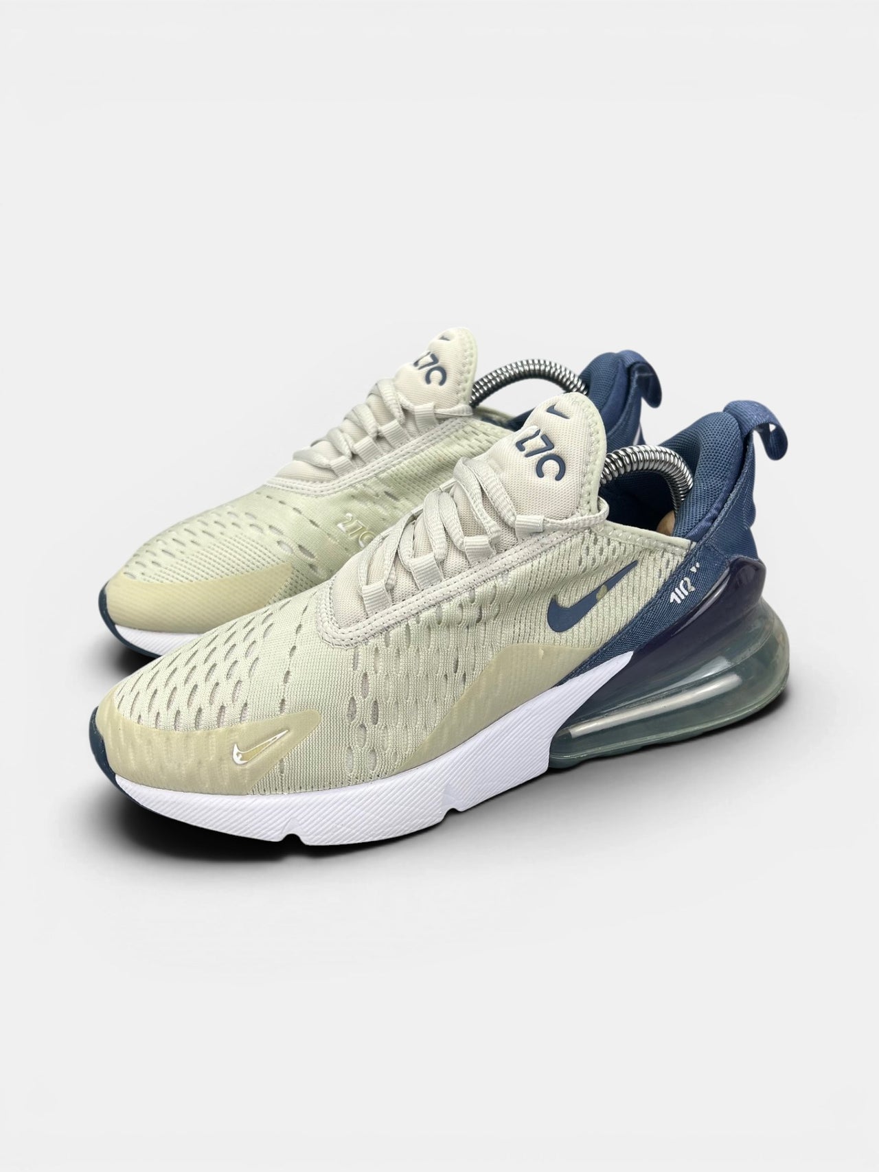 Nike Air Max 720 — buty sportowe damskie w bardzo dobrym stanie rozmiar 38, widok z boku