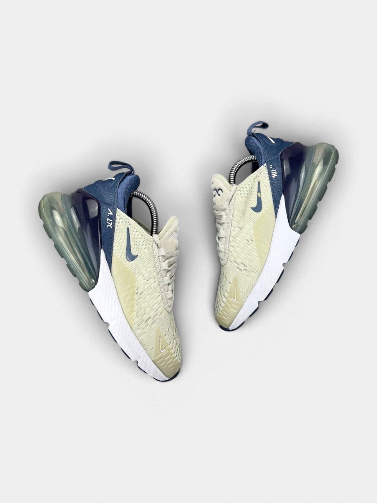 Nike Air Max 720 — buty sportowe damskie w bardzo dobrym stanie rozmiar 38, widok z góry na zewnętrzną stronę butów